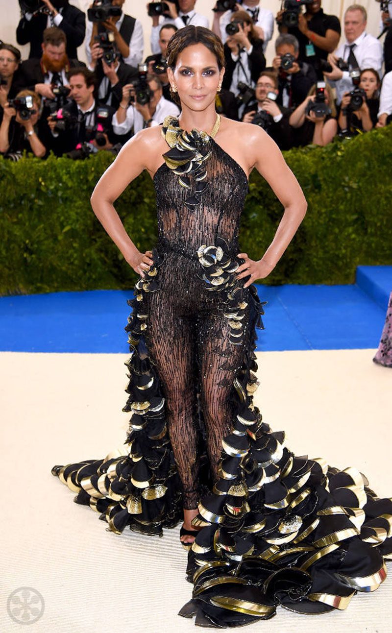 Halle Berry in Versace met gala 2017