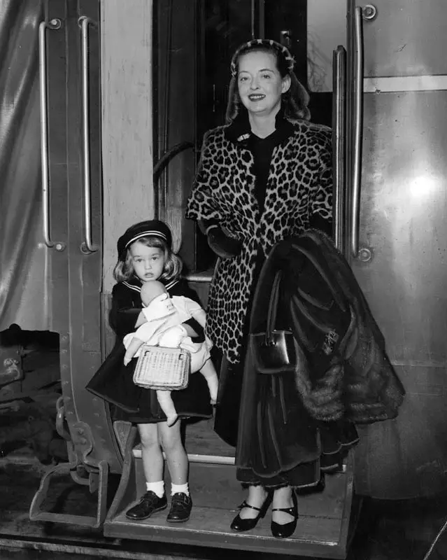 bette and joan with their daughters