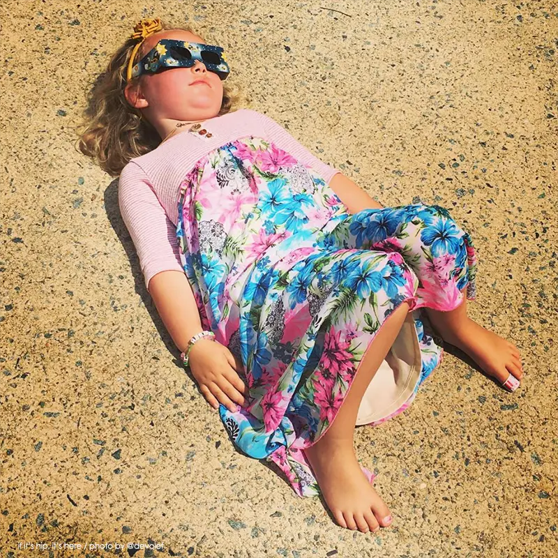 little girl watching eclipse photo @devolef