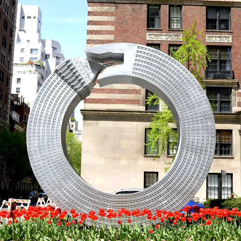 Helmsley Building sculpture by Alexandre Arrechea