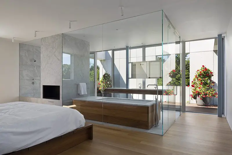 glass-enclosed bath