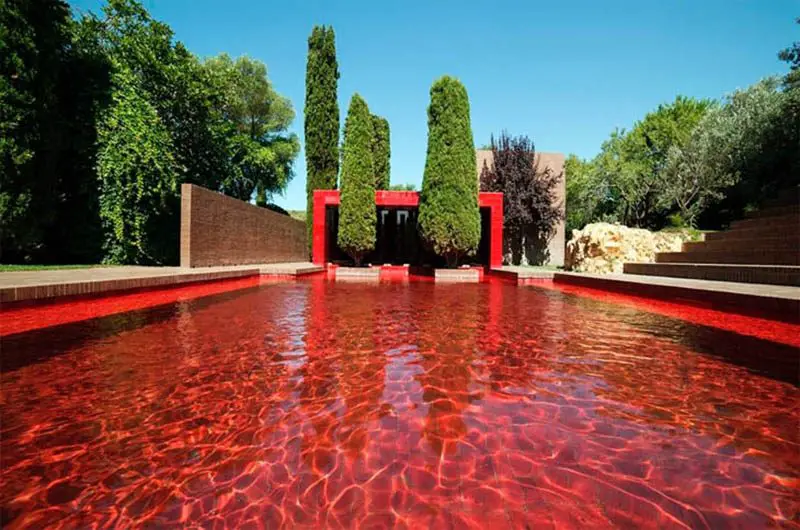 red bottom swimming pool Casa Unifamiliar at Empordà in Girona by Ricardo Bofill