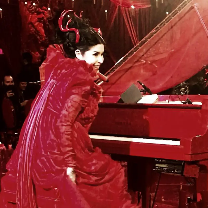 Kat von d at piano