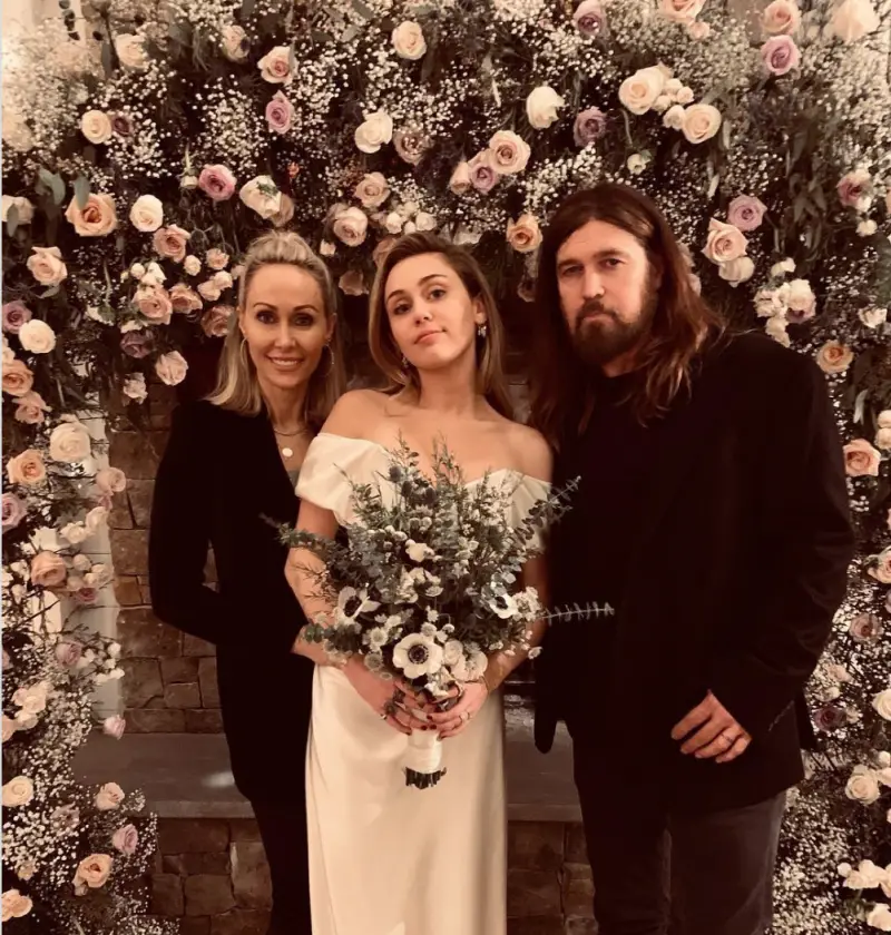 Miley with her parents, image courtesy of @tishcyrus