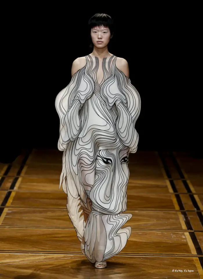 Read more about the article Iris Van Herpen’s Spring 2019 Collection Should Be In A Museum