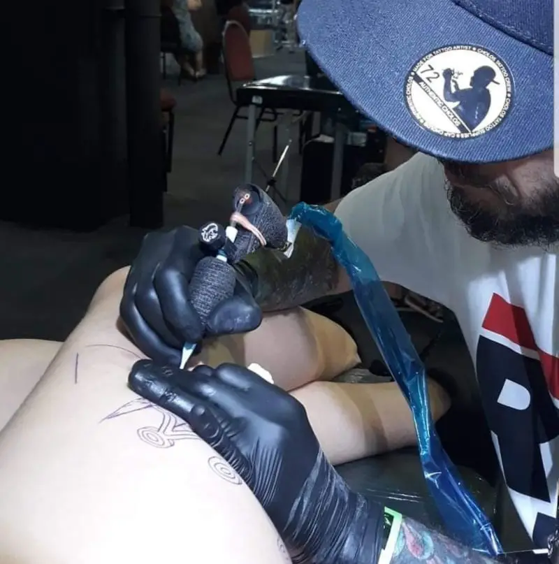 Tattoo artist Duda Lozano at work