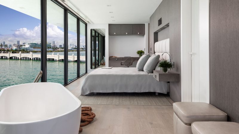 houseboat living