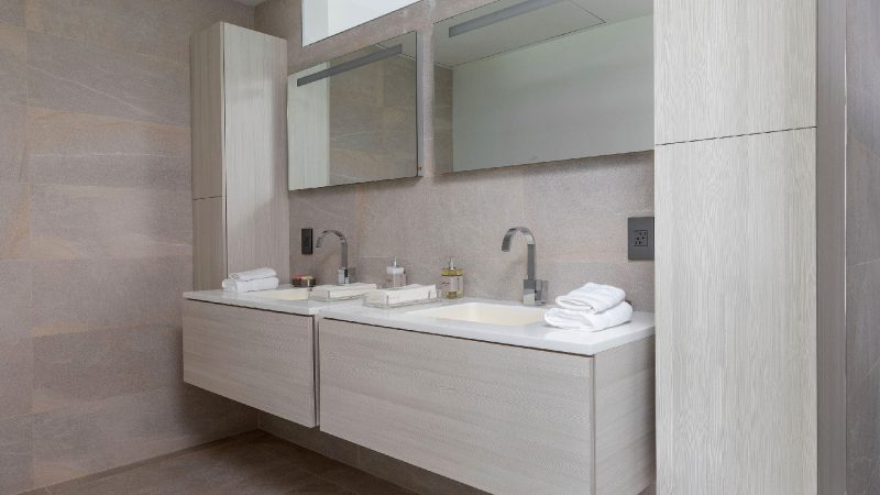 modern bath houseboat