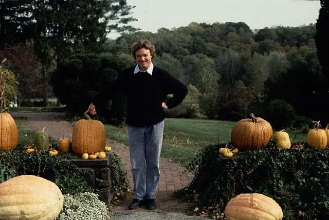 Jamie Wyeth, in front of Point Lookout Farm, October 1997, ©Joyce Hill Stoner