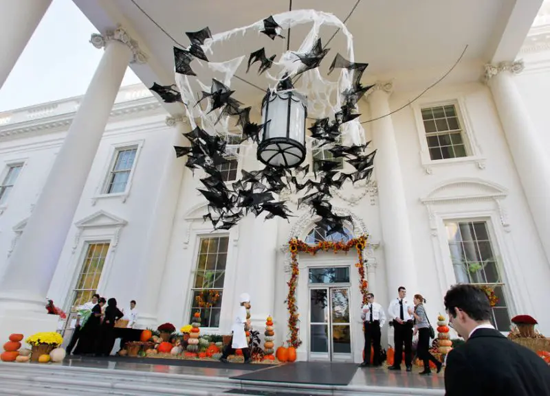 The Obamas were the first to decorate the White House exterior in 2010