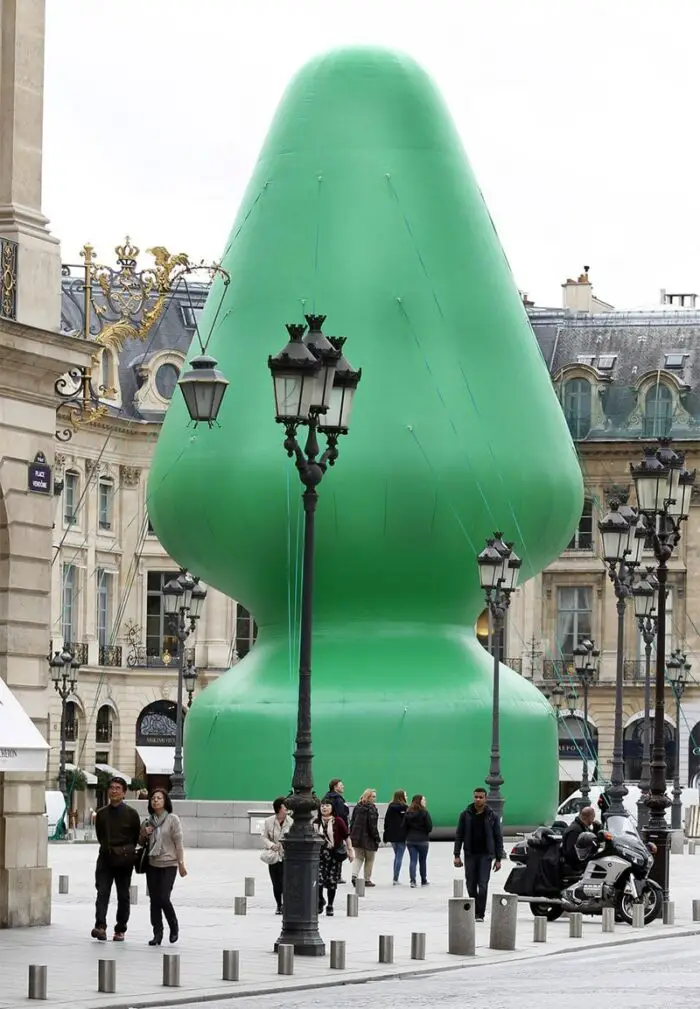 paul McCarthy-tree installation paris