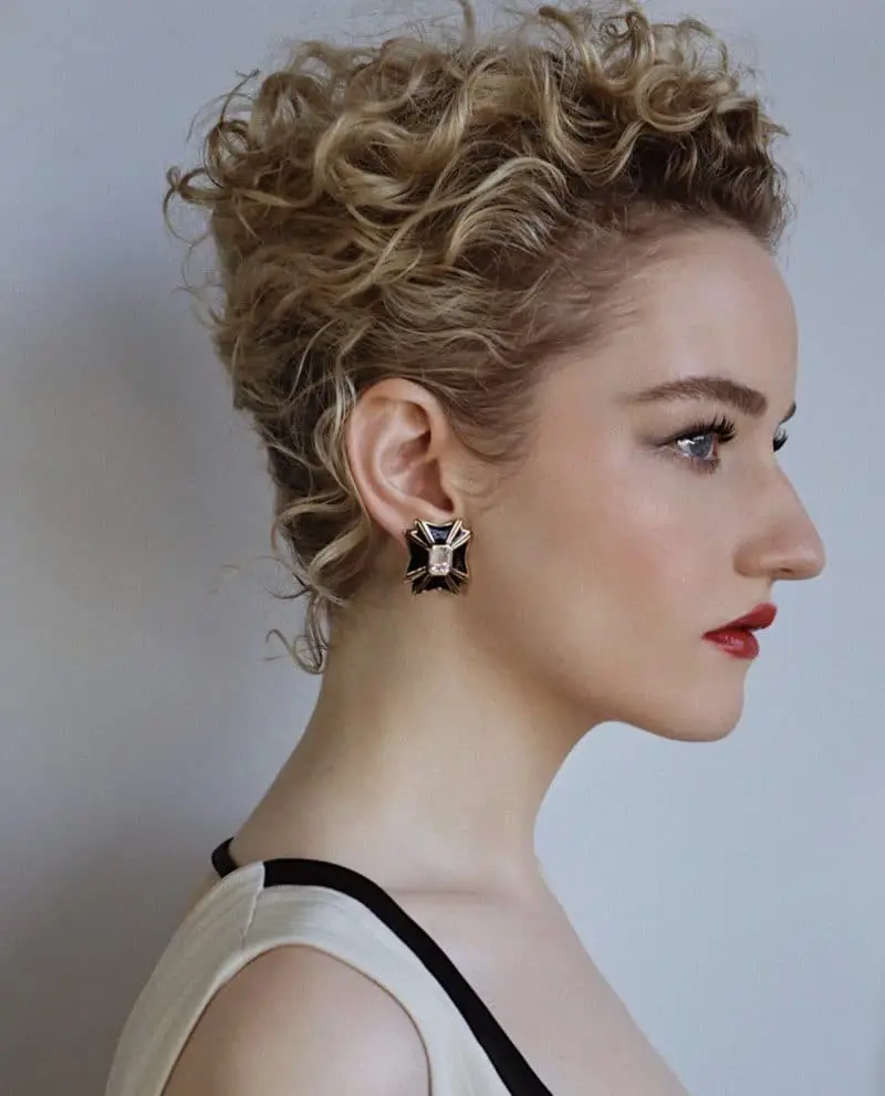 Julia Garner golden globes