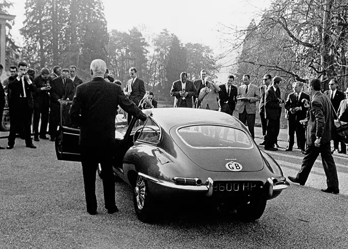 Jaguar 1961 E-Type finally arrives in Geneva