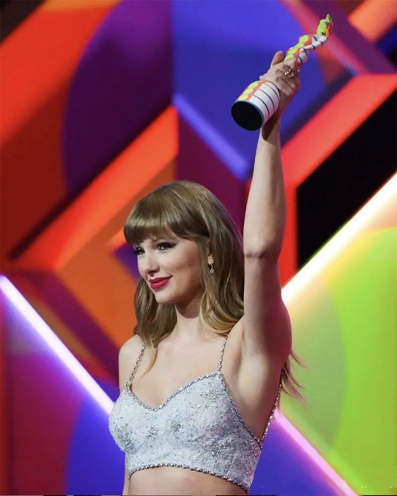 taylor swift 2021 brit awards with trophy