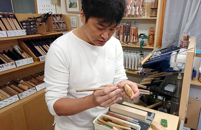 Sculptor Yoshitoshi Kanemaki at work