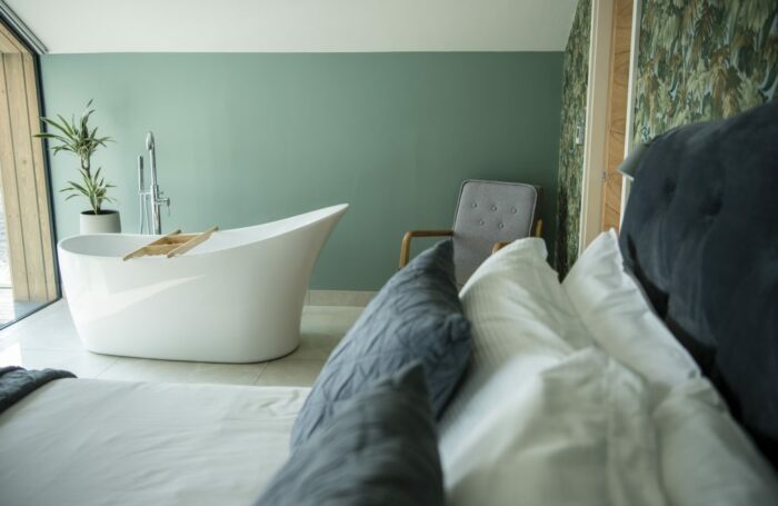 bedroom bath in boathouse