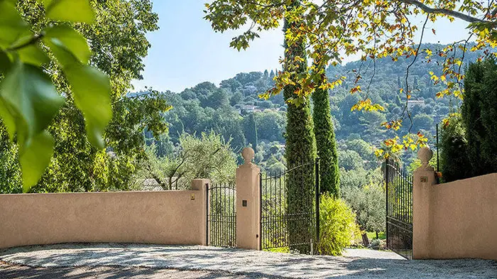 Domaine-de-la-Rose entrance gates