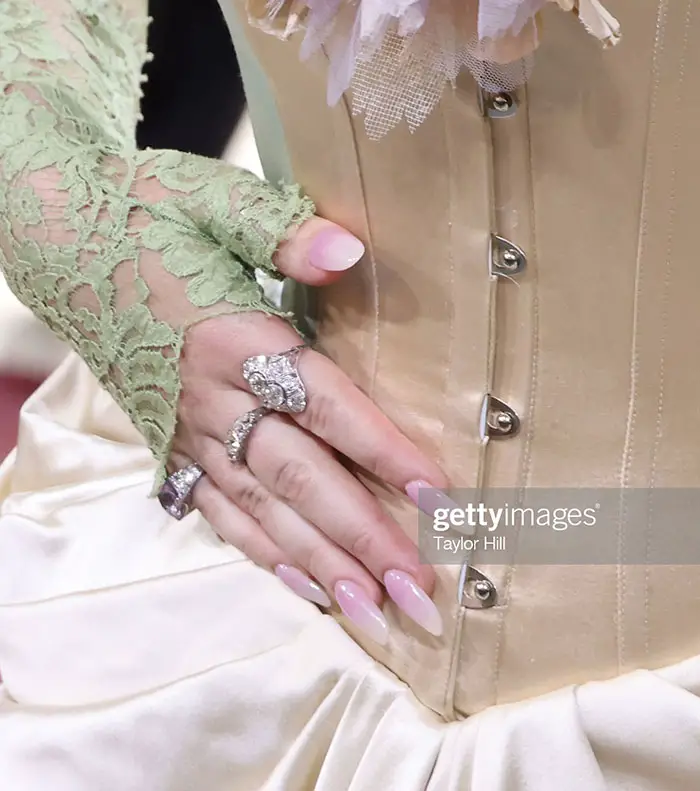 Billie eilish mani met gala