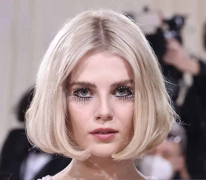 Lucy Boynton makeup met gala