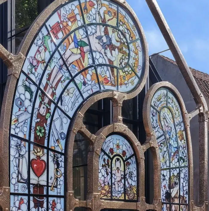 glass and bronze facade at kunstkerk