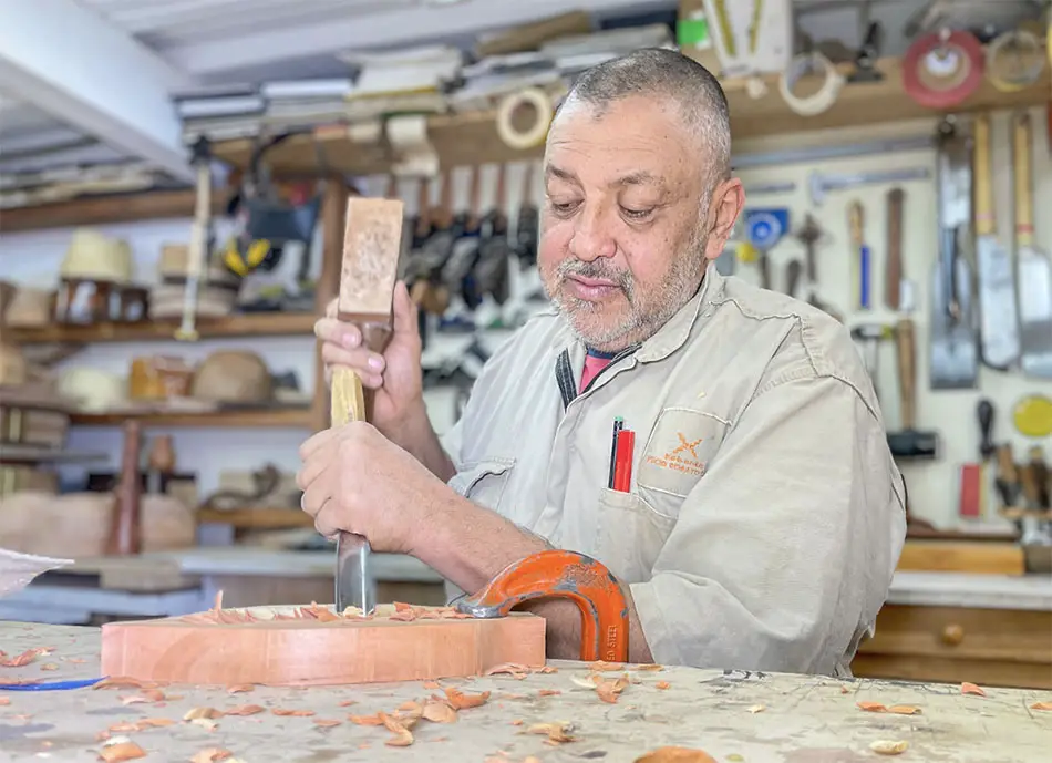 Bogotà Master woodcarver Yecid Robayo