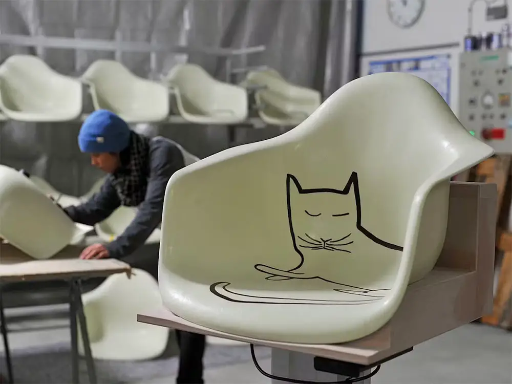 eames chair with steinberg cat